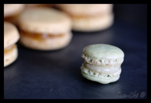 Macaron au citron vert (en premier plan)